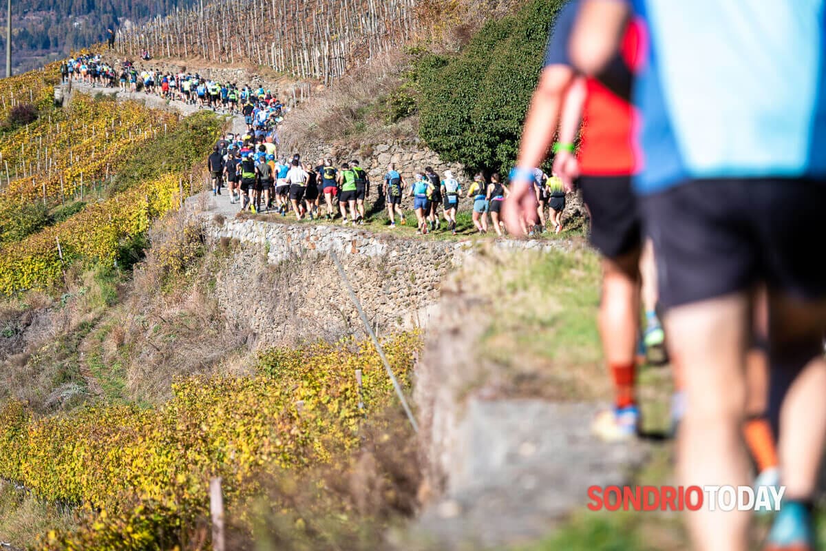 VALTELLINA WINE TRAIL - SONDRIO 8 NOVEMBRE 2025 12 Salita in fila
