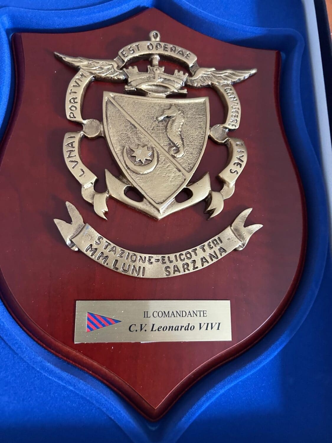 Visita della DT Milano alla Base Elicotteristi della Marina Militare 5 giu 26 2 Visita a base elicotteristi crest donato da Comandante scaled
