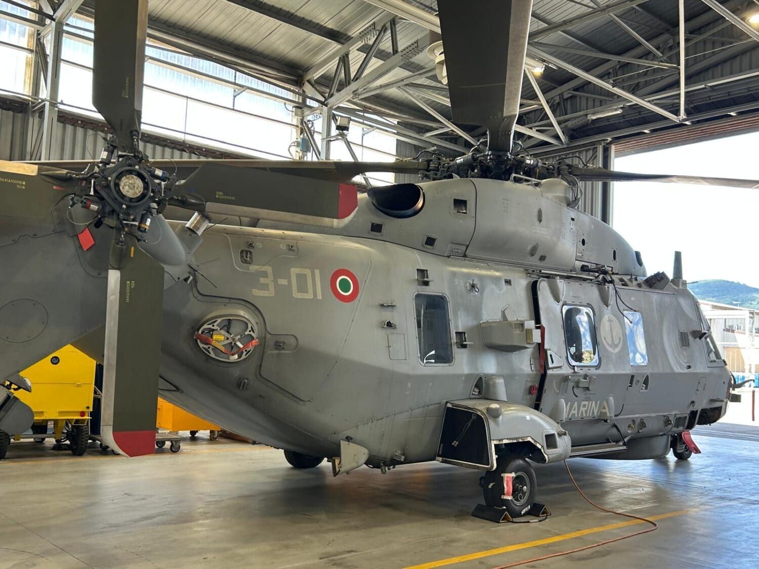 Visita della DT Milano alla Base Elicotteristi della Marina Militare 5 giu 26 3 Visita a base elicotteristi elicottero in preparazione scaled