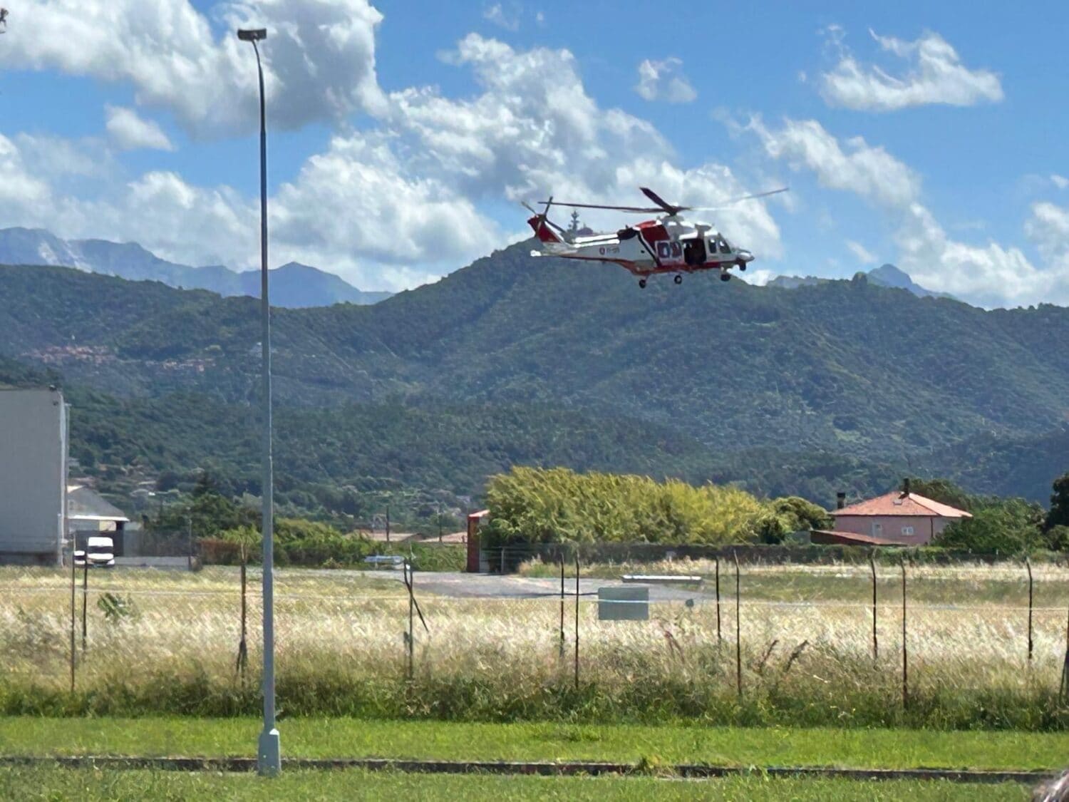 Visita della DT Milano alla Base Elicotteristi della Marina Militare 5 giu 26 4 Visita a base elicotteristi elicottero in volo scaled