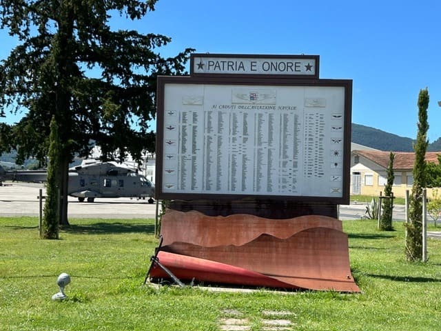 Visita della DT Milano alla Base Elicotteristi della Marina Militare 5 giu 26 9 Visita a base elicotteristi targa commemorativa caduti