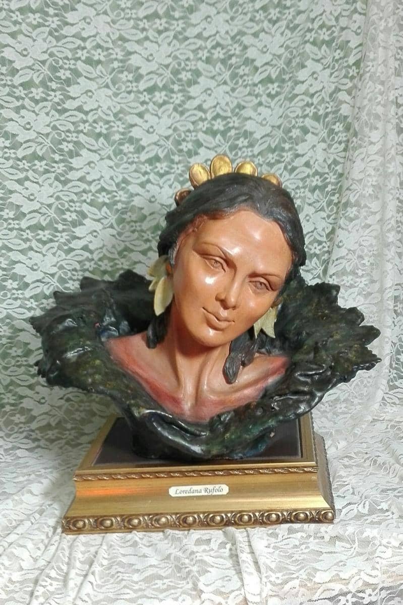 2001 scultura in terracotta dipinta su base oro  40x405